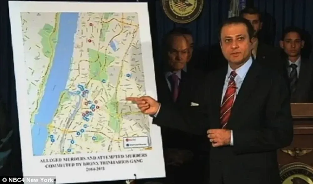 El fiscal Preet Bharara muestra en un mapa los asesinatos cometidos por los Trinitarios