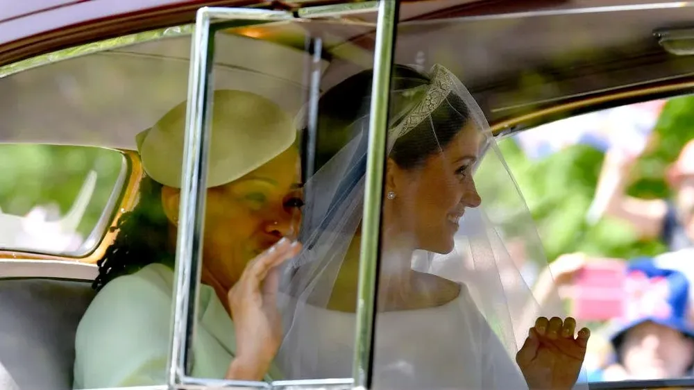 El padre de Meghan Markle no ha podido acudir a la ceremonia por problemas de salud pero sí la madre.