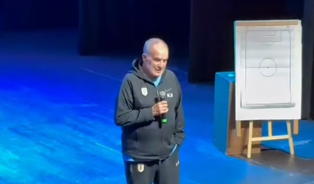 Marcelo Bielsa en su charla en el Teatro Politeama de Canelones