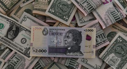 El Observador | Plata, billetes, billete de dos mil pesos Uruguay.jpg