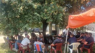 Coleme: trabajadores en la carpa sindical instalada frente al complejo industrial, en Melo.