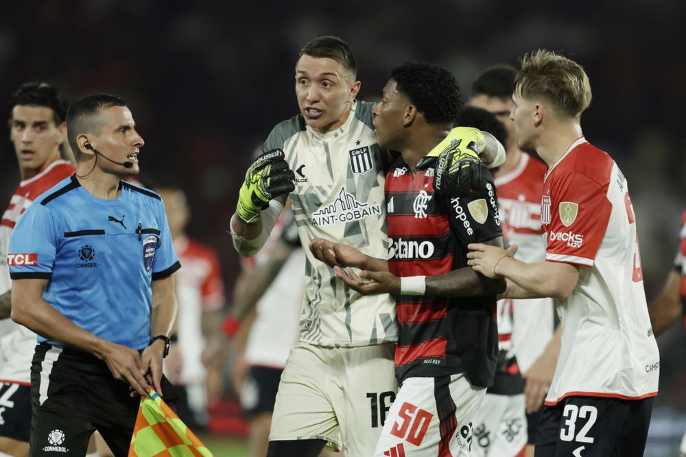 Gonzalo Plata de Flamengo habla con Fernando Muslera de Estudiantes este jueves, en un partido de cuartos de final de la Copa Libertadores entre Flamengo y Estudiantes de La Plata en el Estadio Maracaná Gonzalo Plata de Flamengo habla con Fernando Muslera de Estudiantes este jueves, en un partido de cuartos de final de la Copa Libertadores entre Flamengo y Estudiantes de La Plata en el Estadio Maracaná 