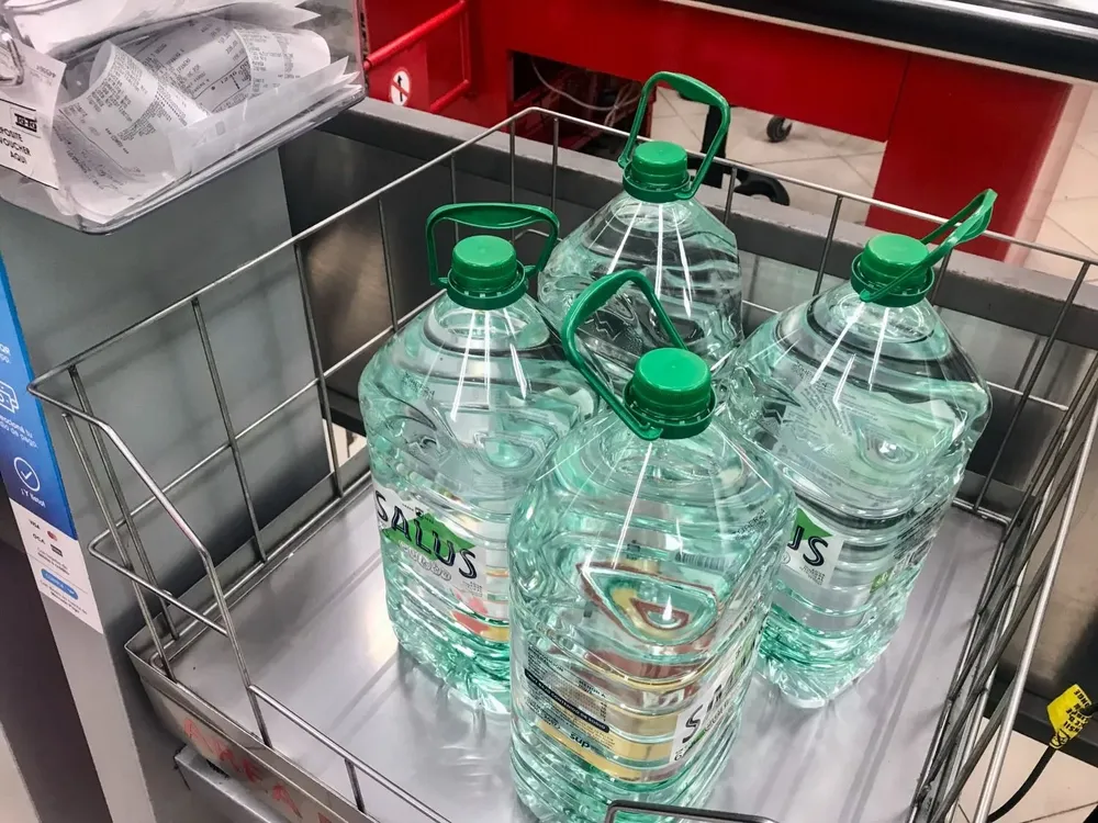 En varios comercios se pide a los clientes no llevar más de seis bidones