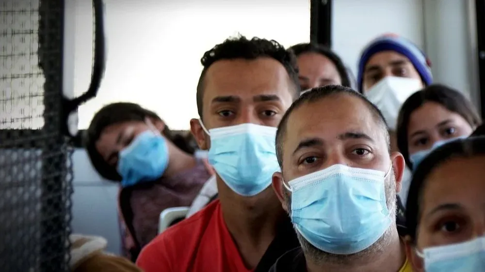 Los migrantes son liberados bajo la condición de que asistan a sus citas en la corte para defender sus casos de asilo.