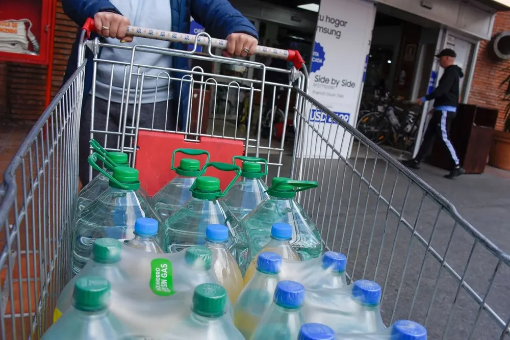 El gobierno importará agua embotellada si hay escasez local