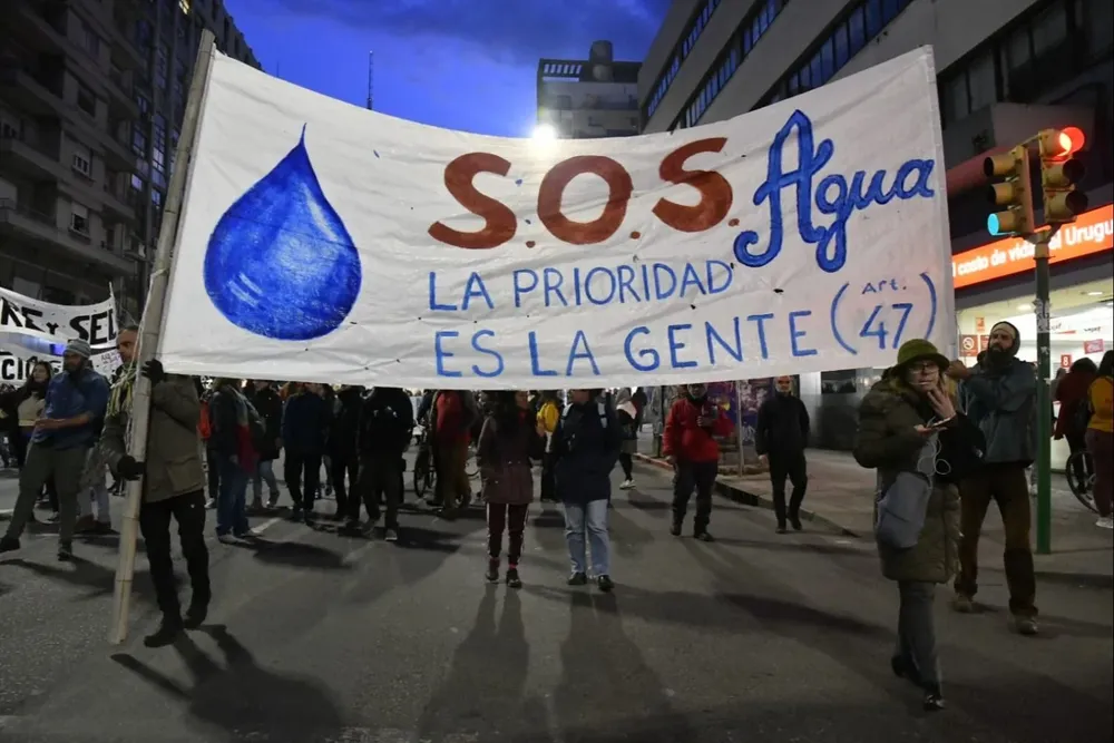 Marcha de la Coordinadora Popular y Solidaria en Avenida 18 de Julio