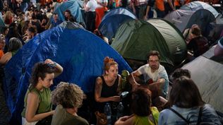 Activistas de izquierda acamparon en Puerta del Sol para reclamar un decreto tras el caso de desahucio de la anciana Maricarmen Abascal.