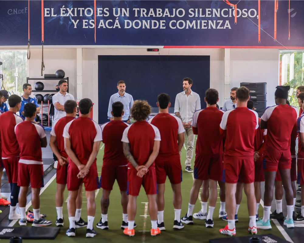 Jorge Bava, quien fue designado DT de Nacional, en su presentación ante el plantel
