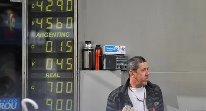 Los argentinos buscan la forma de obtener el mejor tipo de cambio en Uruguay.