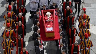 El féretro del papa Francisco es llevado a la Basílica de San Pedro. EFE