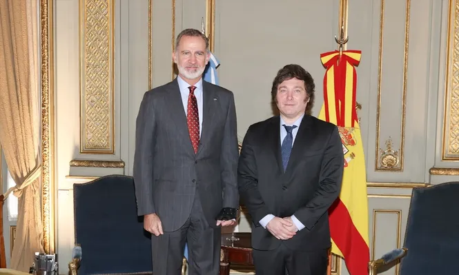 El Rey Felipe VI junto al presidente electo de Argentina, Javier Milei.