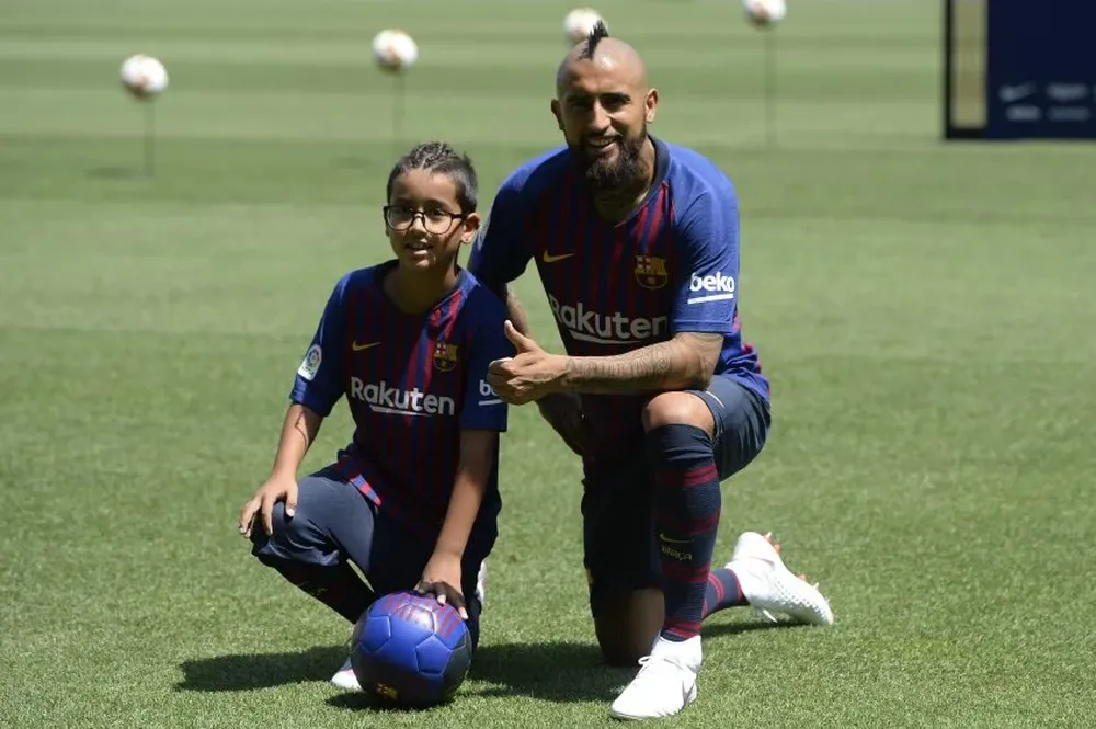 Arturo Vidal junto a su hijo en la presentación de FC Barcelona