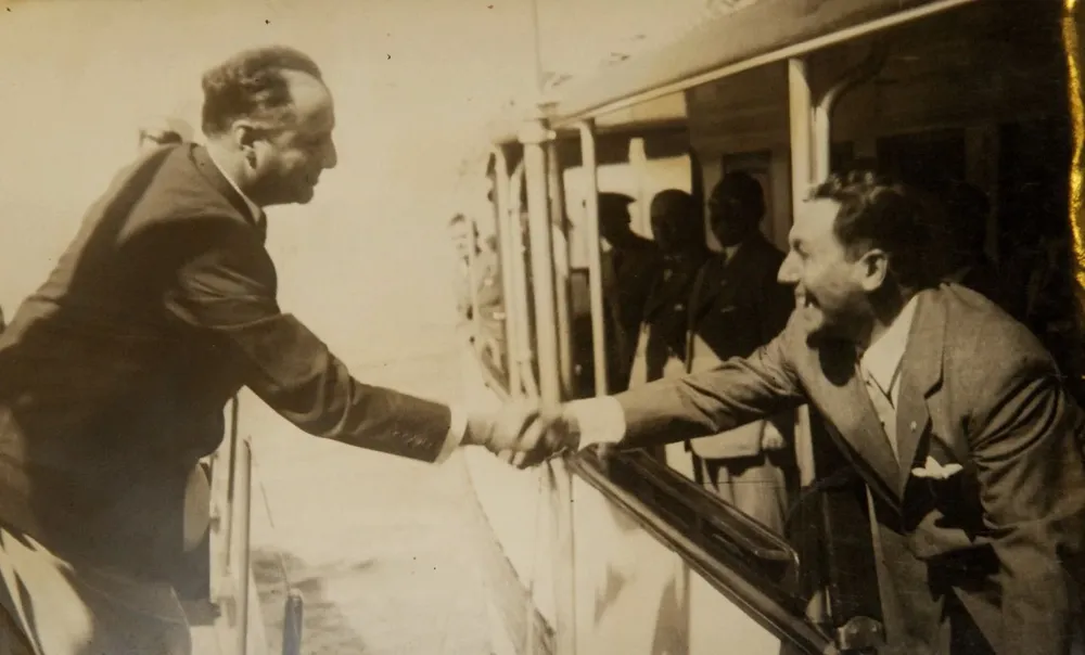 Luis Batlle Berres, desde el Capitán Miranda (izquierda), y Juan Perón, desde el yate Tecuara, se saludan en 1948 en el Río de la Plata, frente a Carmelo. Las buenas relaciones serían efímeras