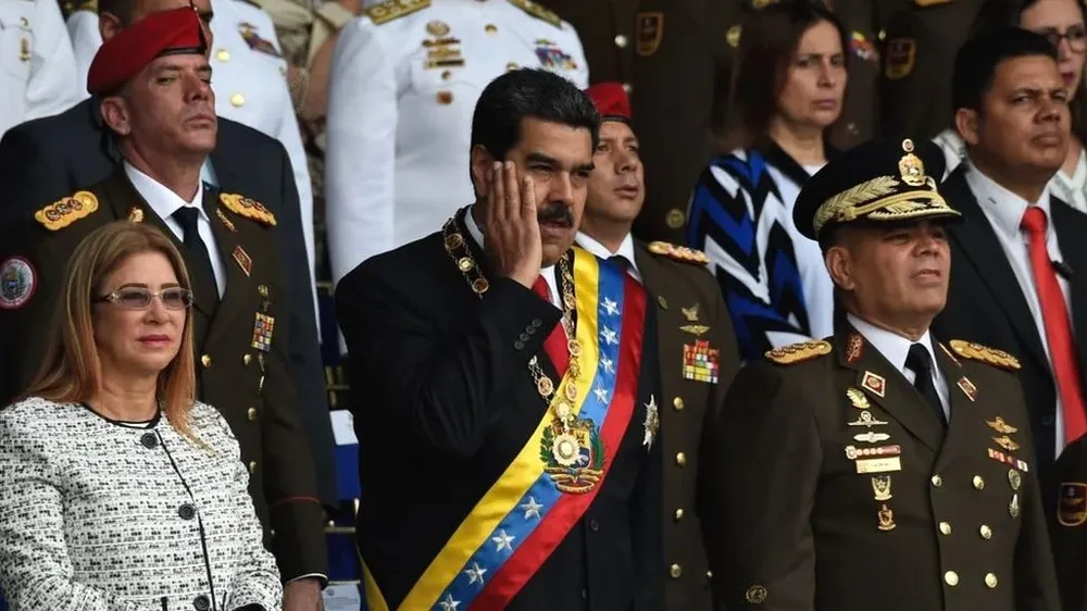 Nicolás Maduro estaba dando un discurso sobre la Guardia Nacional Bolivariana junto a su esposa Cilia Flores cuando ocurrió la explosión.