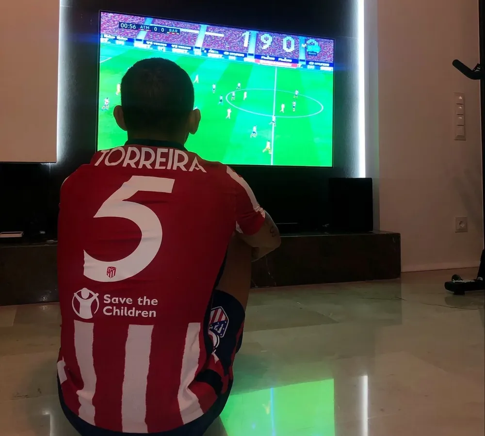 Lucas Torreira mirando desde la televisión