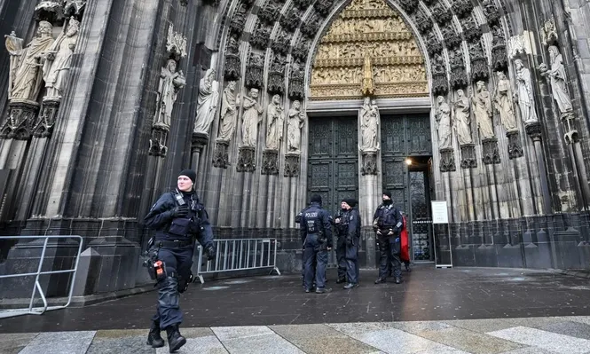 Luego de la misa de sábado por la noche, la policía registró la catedral en el marco de un alerta europeo por posibles ataques terroristas.