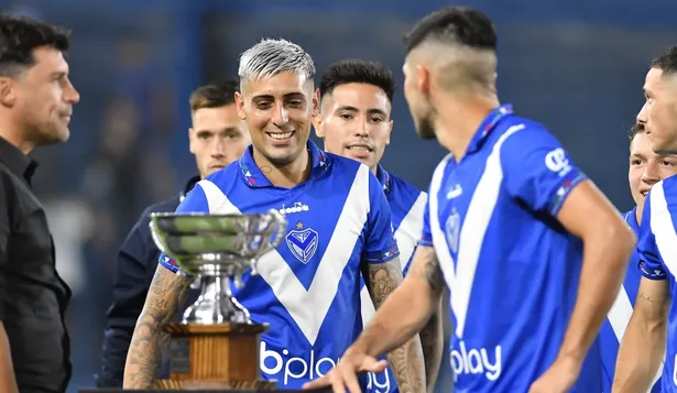 Jugadores de Vélez con la Copa Alexander Medina