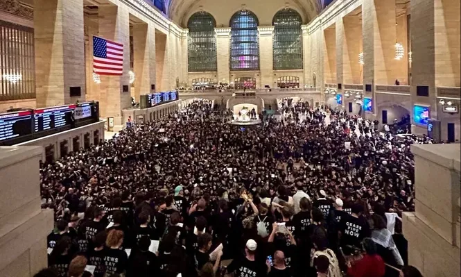 Centenares de personas convocadas por la organización La Voz de los Judíos por la paz tomaron el gran vestíbulo de la Grand Central Station