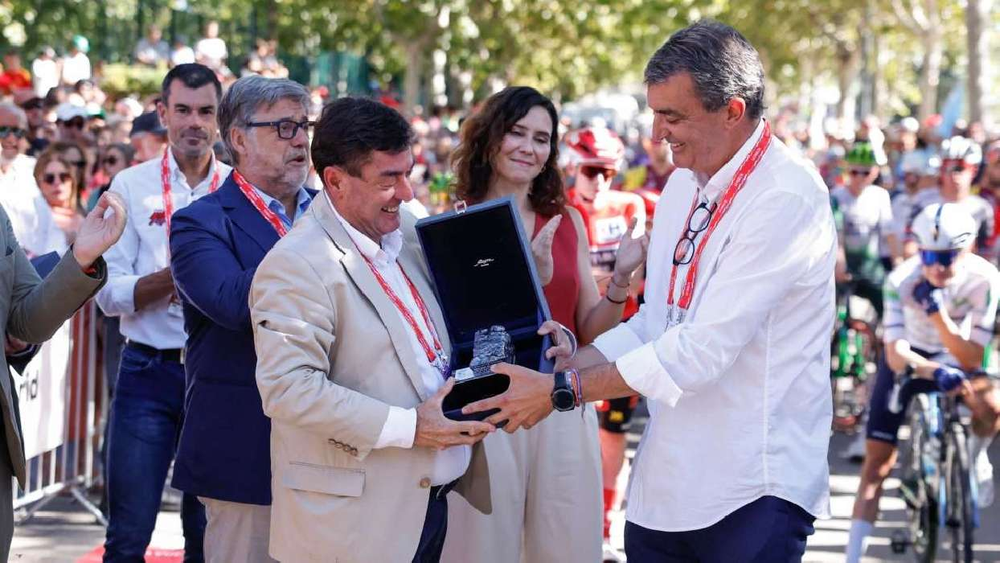 Díaz Ayuso, entrega un reconocimiento al director de La Vuelta.medalla
