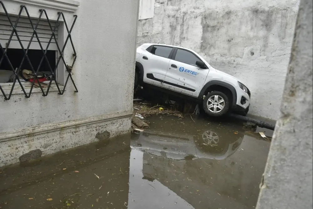 El agua desplazó varios vehículos