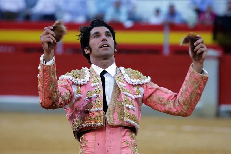 El torero Cayetano Rivera sufrió un accidente en Sevilla: polémica por el  control de alcoholemia
