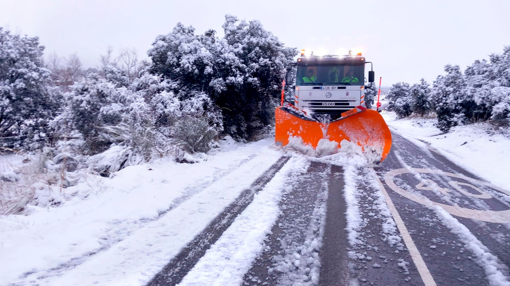 Un vehículo especial quita la nieve de la carretera.