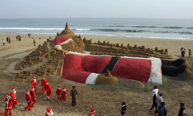 Una escultura de Papá Noel en la arena. Bhubaneswar, India