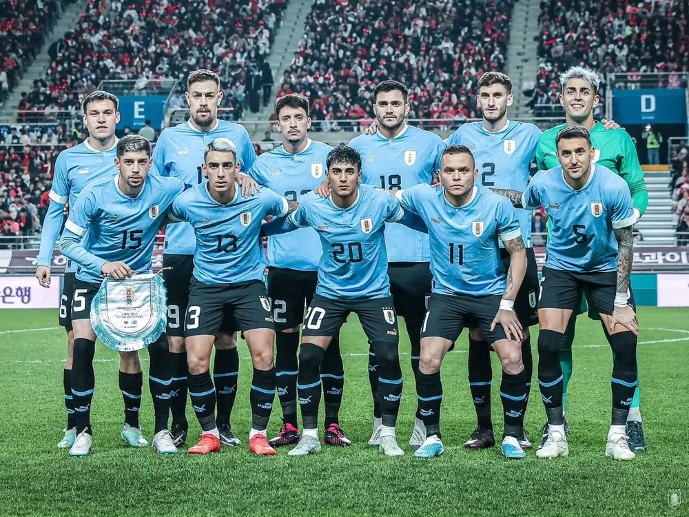 Parados de izquierda a derecha: Manuel Ugarte, Sebastián Coates, Joaquín Píquerez, Maximiliano Gómez, Gastón Bueno, Santiago Mele; agachados: Federico Valverde, José Luis Rodríguez, Facundo Torres, Jonathan Rodríguez y Matías Vecino