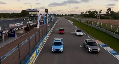 El funcionamiento de este modelo sport de Geely en pista fue evaluado de manera muy positiva por todos los presentes.