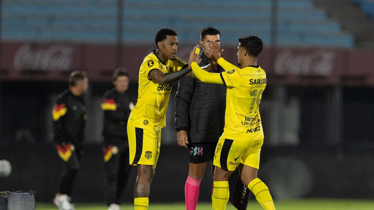 La alegría de Abel Hernández después de su vuelta a las canchas después de dos meses, en la victoria de Peñarol: 