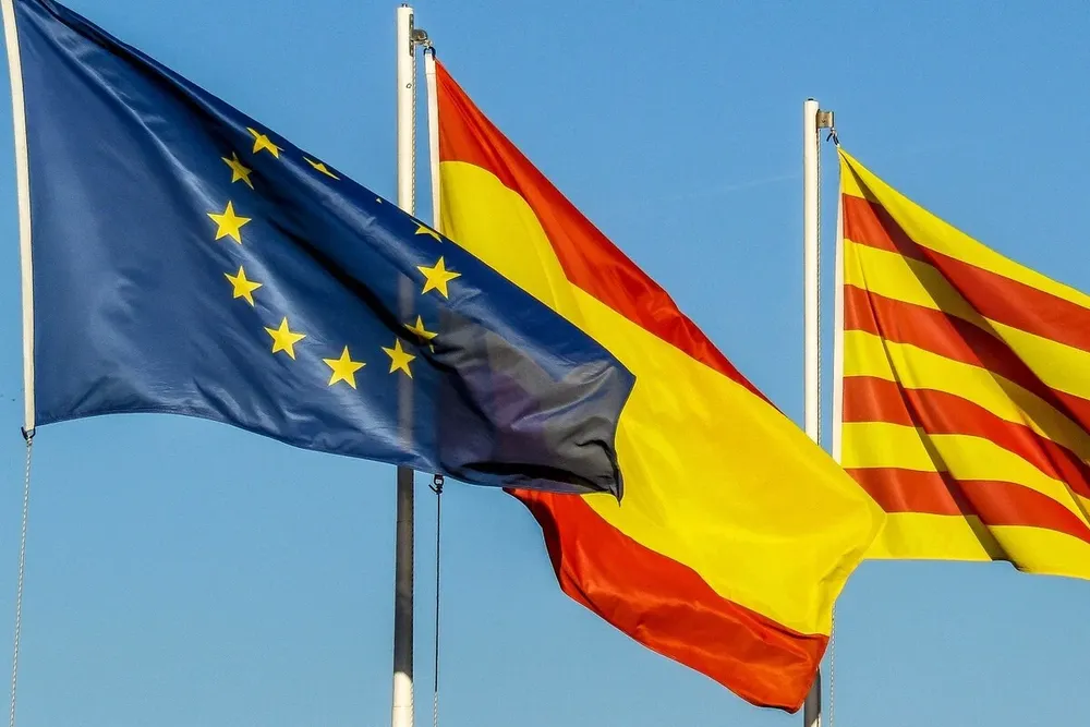 Banderas de la Union Europea, España y Cataluña