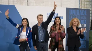 La alcaldesa de Mos, Nidia Arévalo, el presidente del PP, Alberto Núñez Feijóo, y la secretaria general del PPdeG y candidata por A Coruña, Paula Prado, durante una comida del Partido Popular, en el Pabellón Óscar Pereiro.