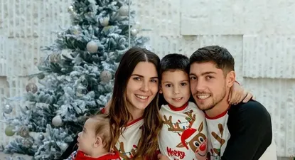 El saludo de Fede Valverde con su pareja Mina Bonino y sus hijos Benicio y Bautista