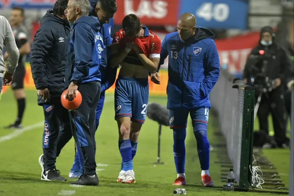 Ramírez se retira del campo con gestos de dolor