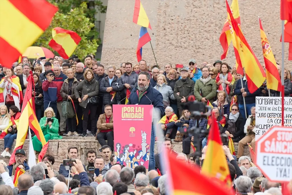 El líder de VOX, Santiago Abascal, interviene durante una manifestación bajo el lema, Defendamos la unidad’, en la Plaza de Colón de Madrid.