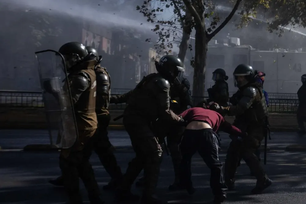 Media sanción a la ley para que los policías chilenos puedan usar armas de fuego “en legítima defensa”