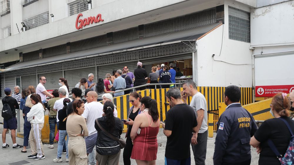 Los caraqueños que se aventuraron a las calles visitaron los supermercados y farmacias para abastecerse de comida y medicinas.