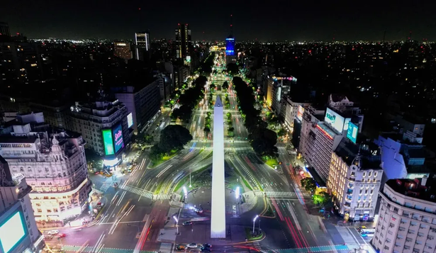 Vista aérea nocturna del Obelisco y de la Avenida 9 de julio en Buenos Aires. 