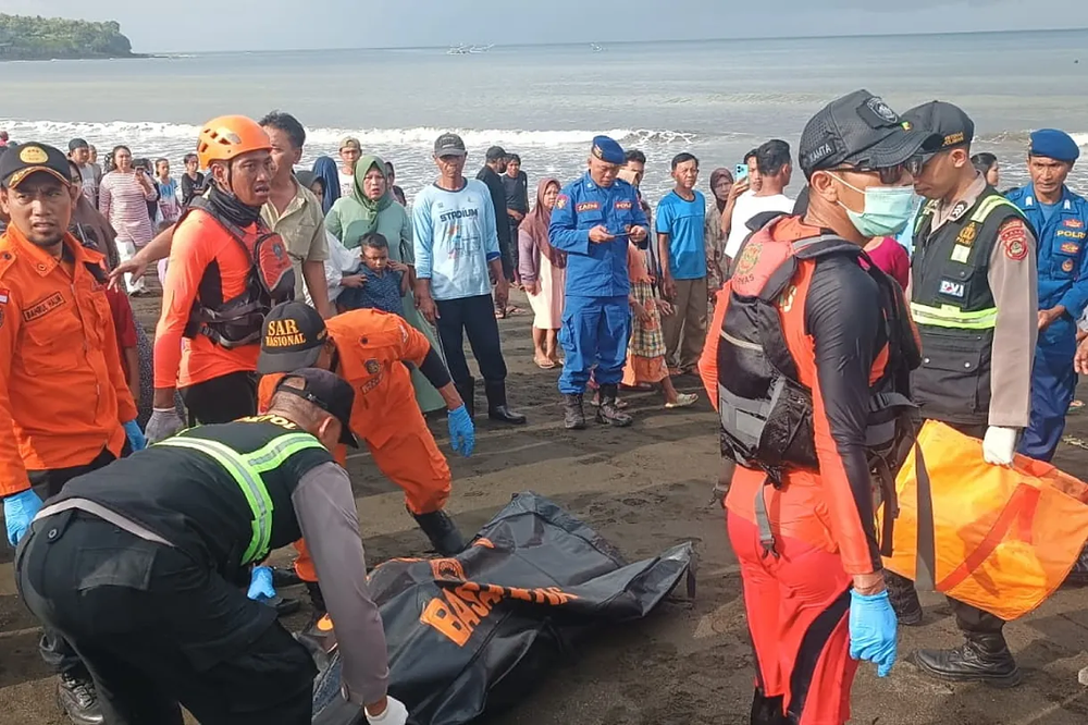 Los equipos de rescate de Indonesia, con una de las víctimas recuperadas del naufragio. (INDONESIAN NATIONAL SEARCH AND RESCUE AGENCY / HANDOUT- EFE)