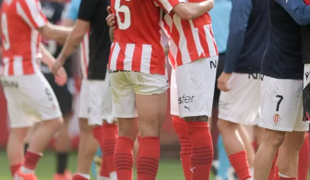 La emoción de Giovanni Zarfino, quien es abrazado por un compañero de Sporting Gijón, en su regreso al fútbol tras 14 meses de ausencia