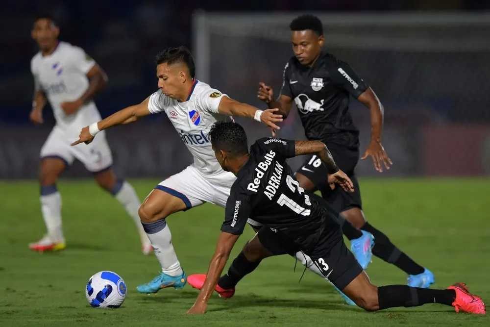 Nacional ante Bragantino en Brasil