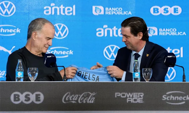 El 17 de mayo de 2023: Marcelo Bielsa, nuevo entrenador de Uruguay, e Ignacio Alonso, presidente de la AUF