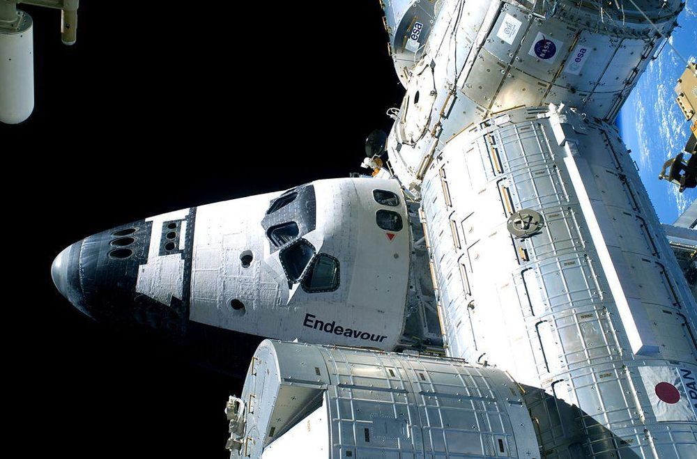 El transbordador espacial solía llevar tripulación y carga a la ISS; hoy, estas misiones las realiza SpaceX.