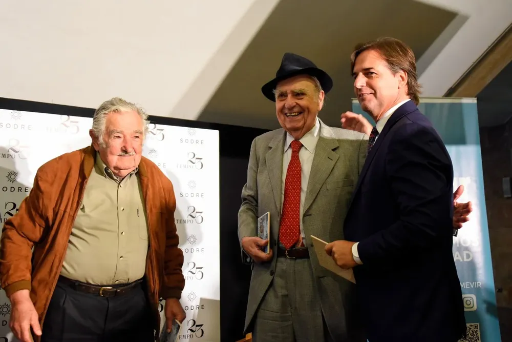 Lacalle saludando a Sanguinetti y Mujica