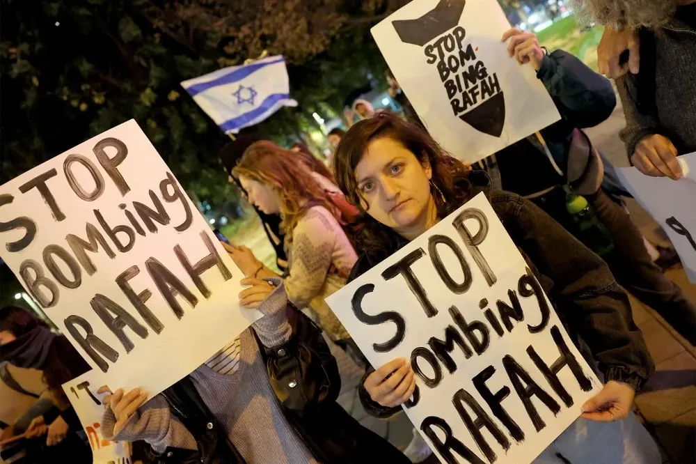 Manifestantes de la izquierda el Tel Aviv se oponen a los bombardeos en Rafah.