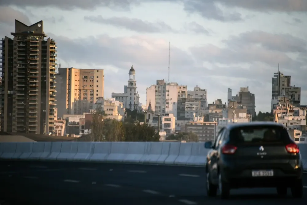 Vista de la ciudad de Montevideo desde el Puente de la Accesos de Montevideo.