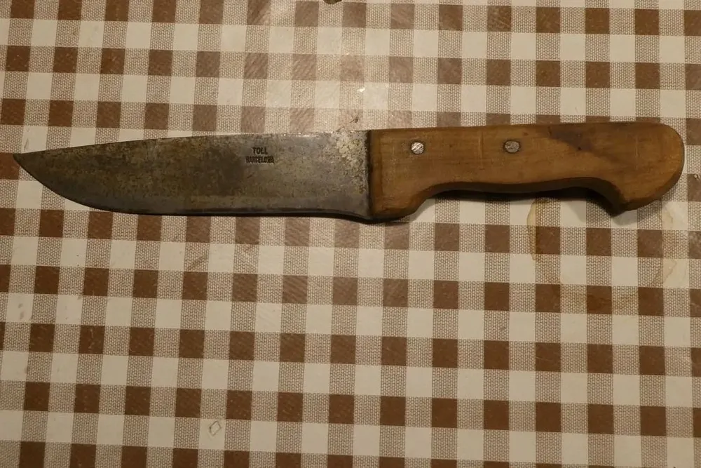 Lo apuñalaron en la plaza de Melo y fue a la emergencia con el cuchillo en el cuello