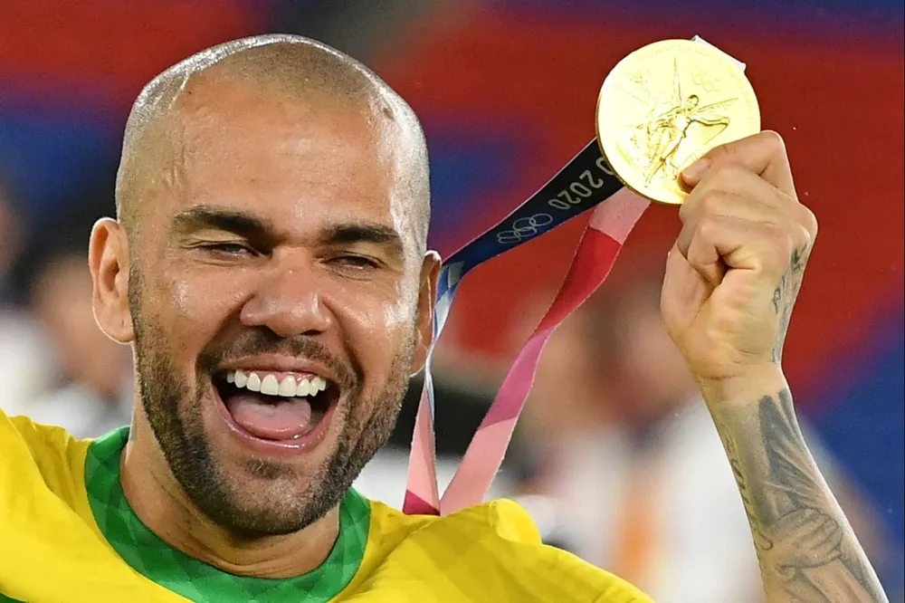 Dani Alves celebra uno de los títulos que le faltaba con el oro olímpico