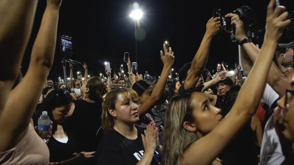 Miles participaron en vigilias para honrar la memoria de las víctimas del ataque.
