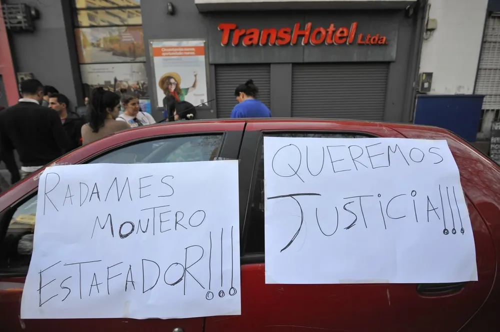Fachada de Transhotel, con un cartel que denuncia al dueño de la agencia, Radamés Montero